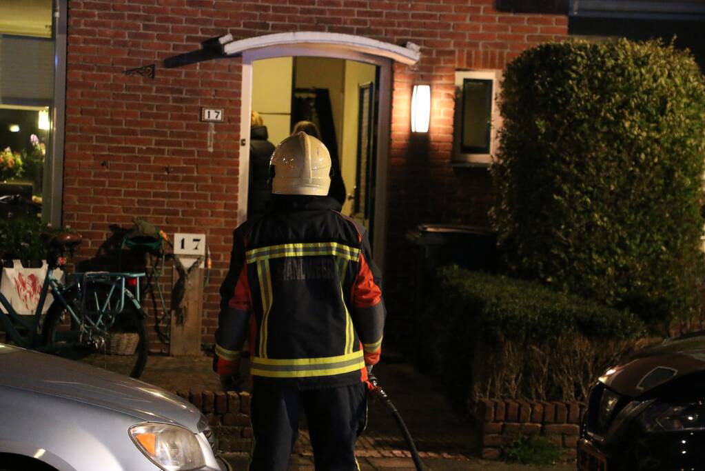 Brandweer veegt schoorsteen na brand