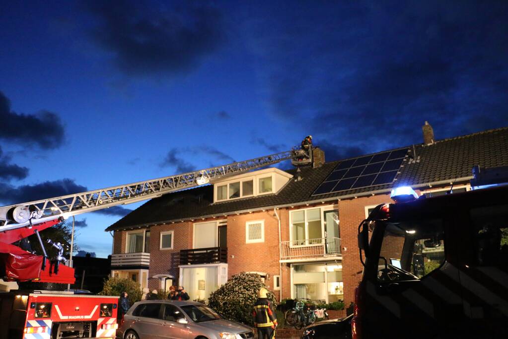 Brandweer veegt schoorsteen na brand