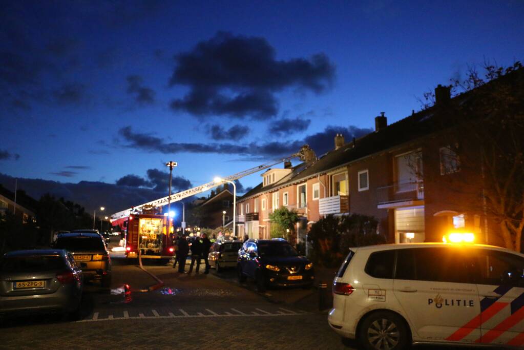 Brandweer veegt schoorsteen na brand