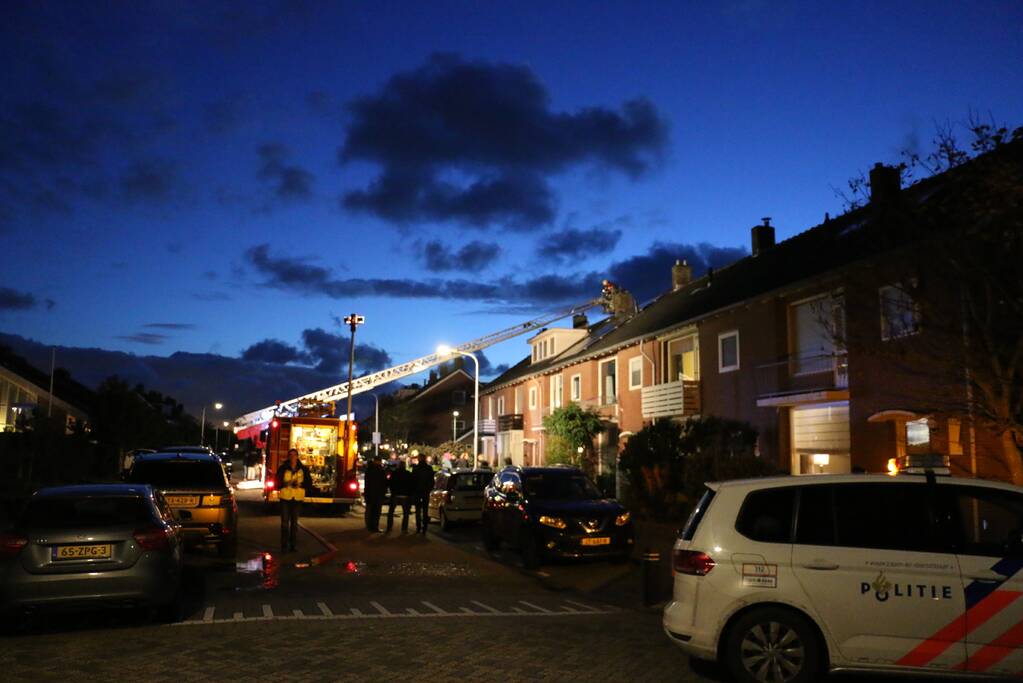 Brandweer veegt schoorsteen na brand