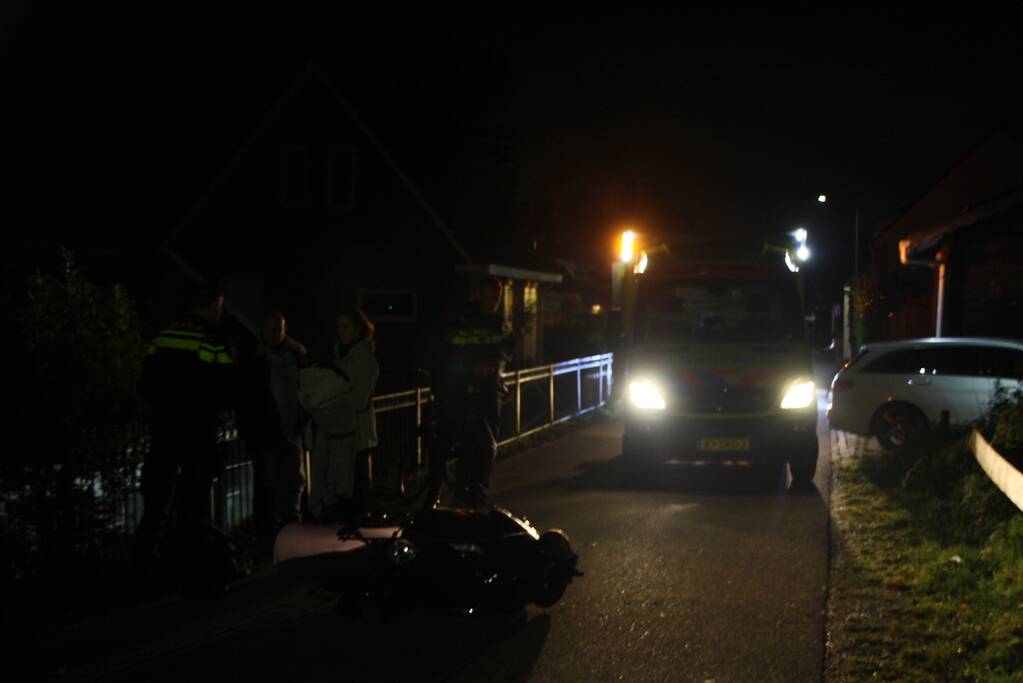 Bestuurster scooter gewond na botsing met hek