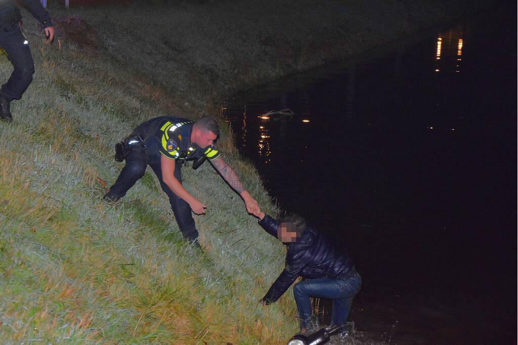 Politie haalt dronken scooterrijder uit sloot