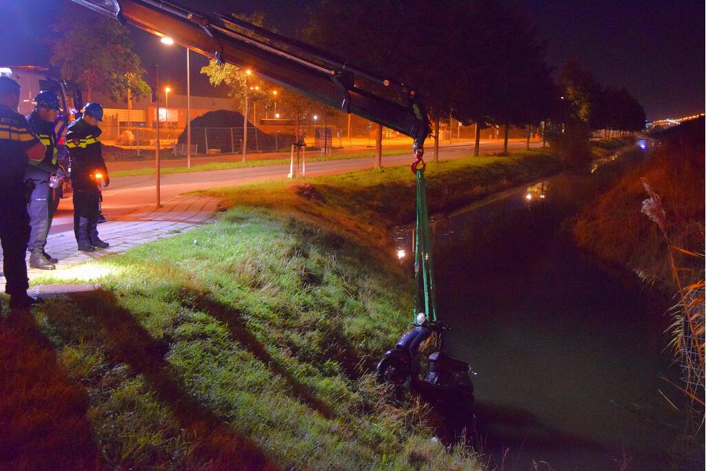 Politie haalt dronken scooterrijder uit sloot