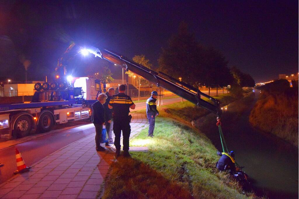 Politie haalt dronken scooterrijder uit sloot
