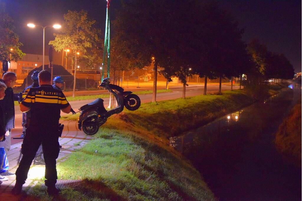 Politie haalt dronken scooterrijder uit sloot