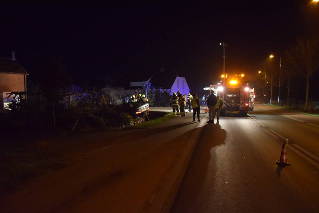 Personenauto belandt op de kop na ongeval