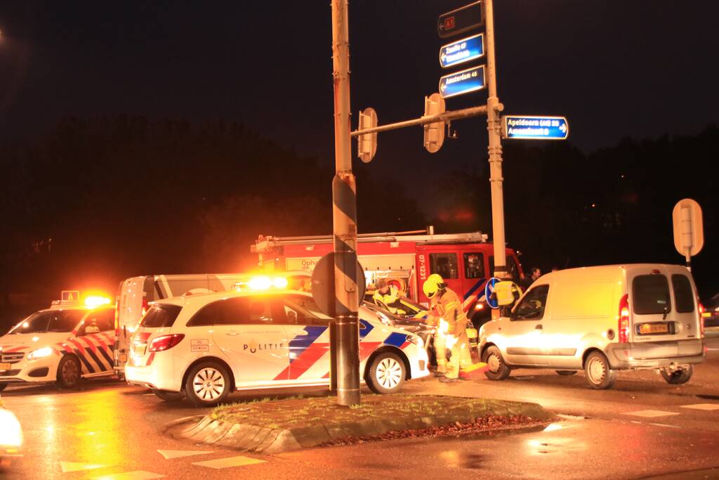 Bestelbus en auto botsen op kruising