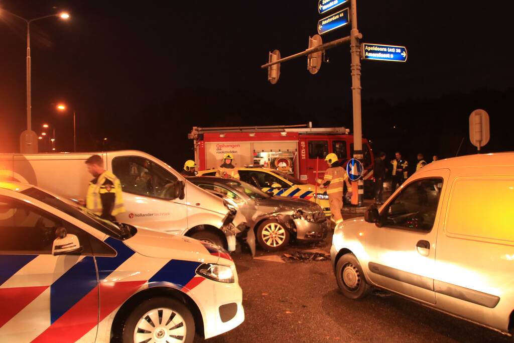 Bestelbus en auto botsen op kruising