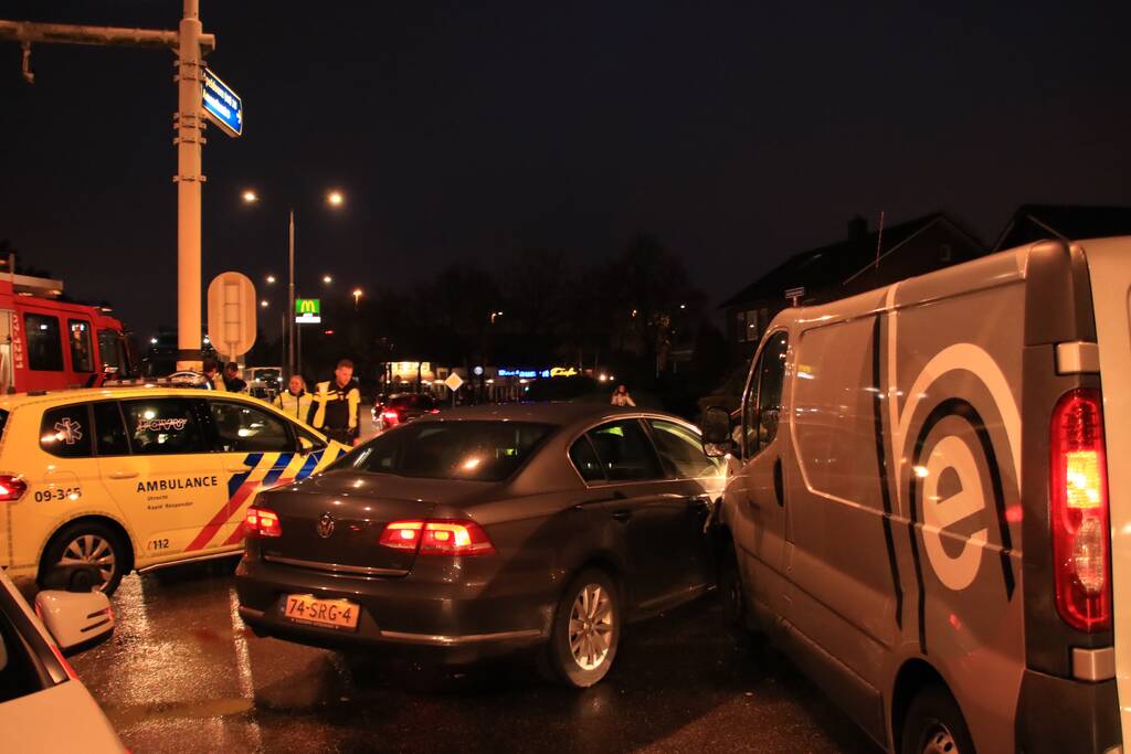 Bestelbus en auto botsen op kruising