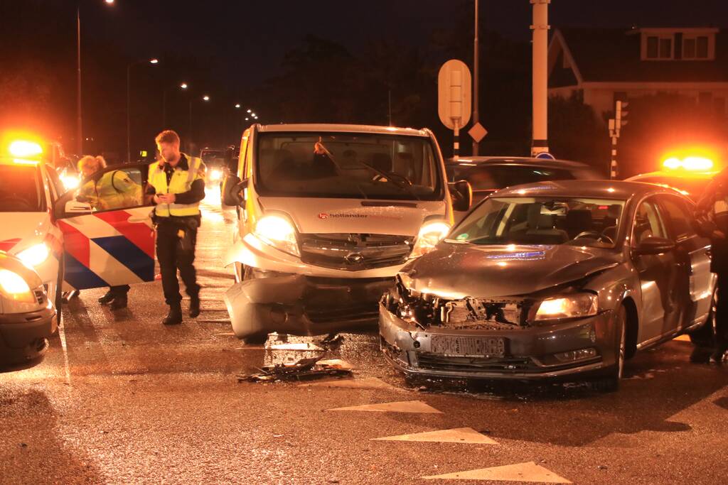 Bestelbus en auto botsen op kruising