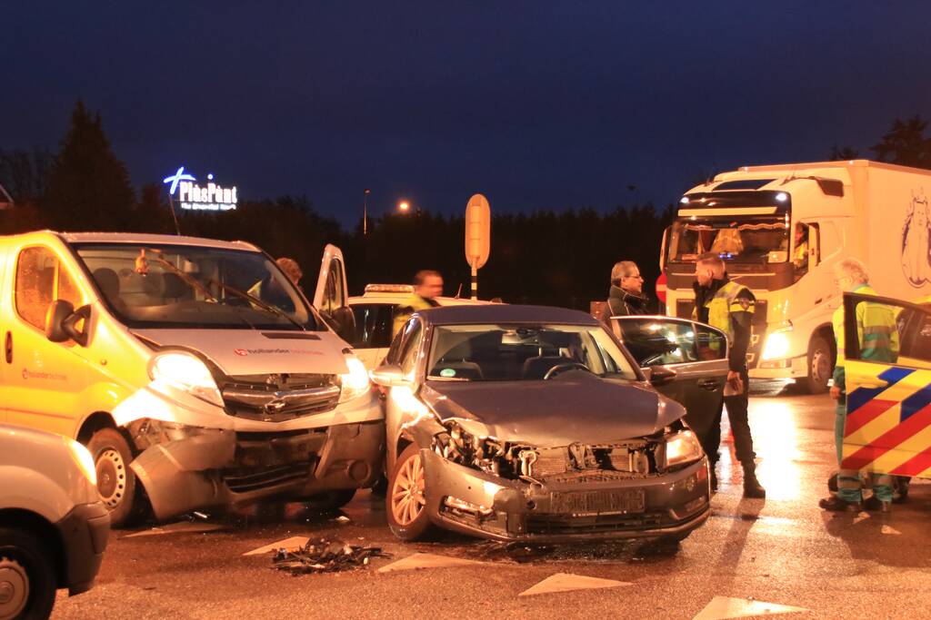 Bestelbus en auto botsen op kruising