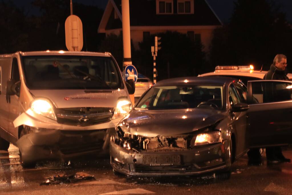 Bestelbus en auto botsen op kruising