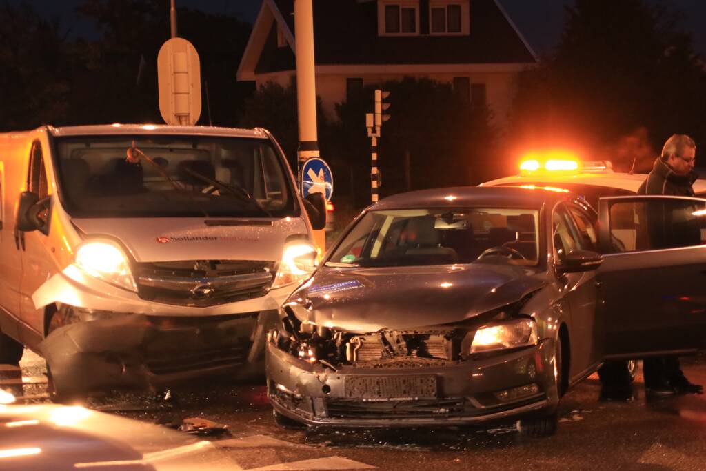 Bestelbus en auto botsen op kruising