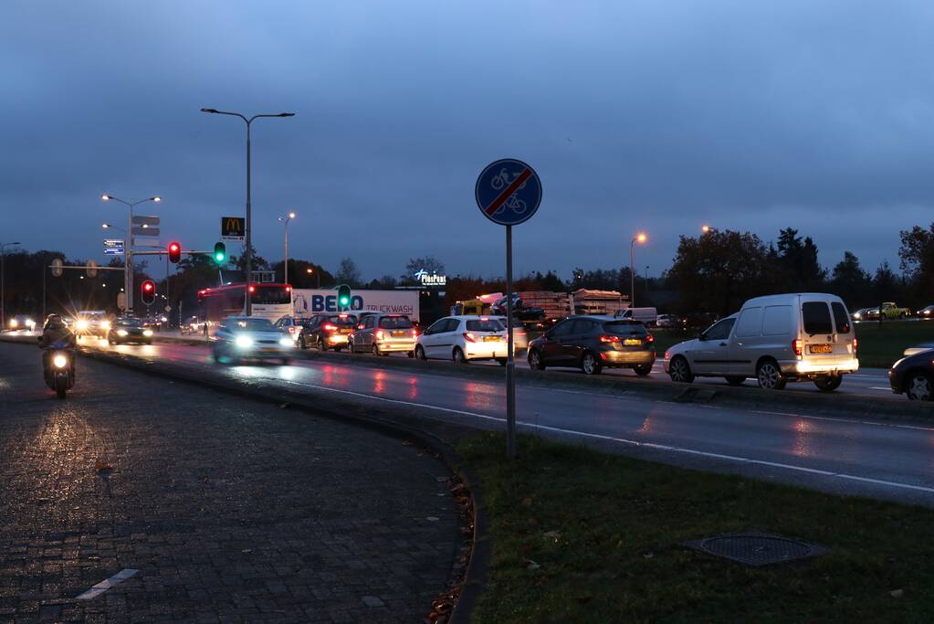 Bestelbus en auto botsen op kruising