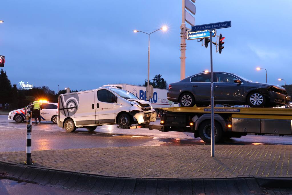 Bestelbus en auto botsen op kruising