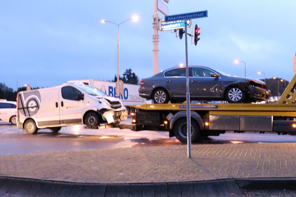 Bestelbus en auto botsen op kruising