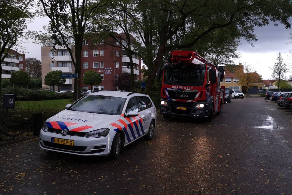 Man loopt op dak van flatgebouw