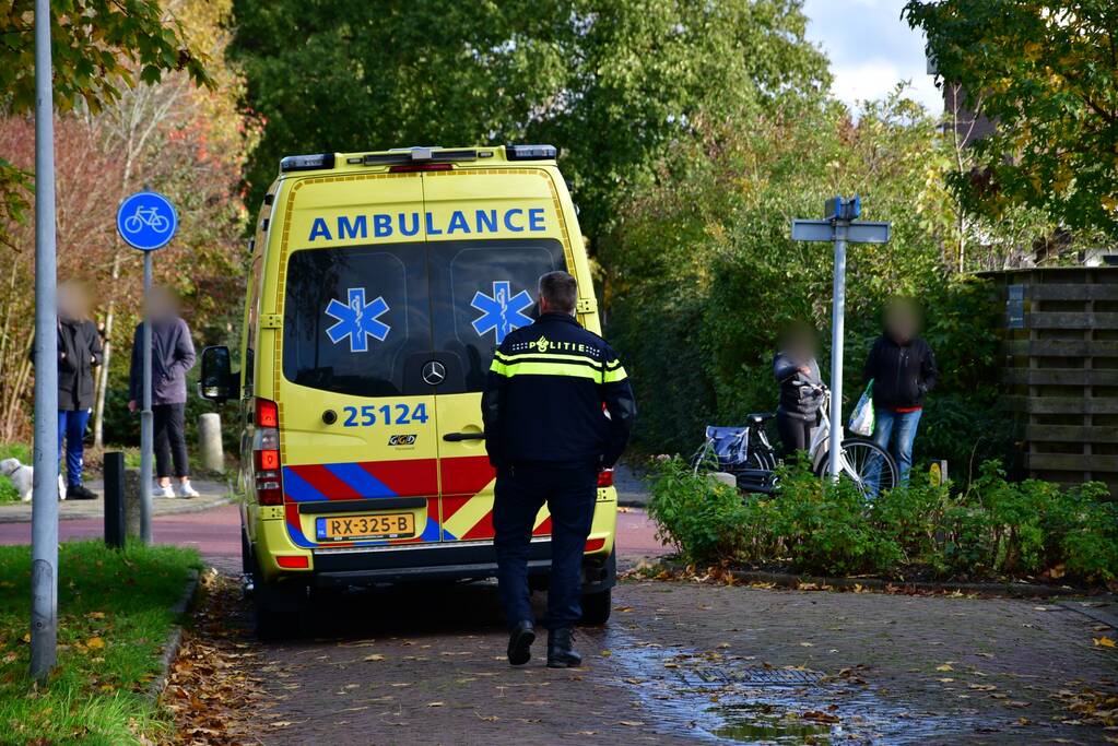 Twee fietsster botsen op fietspad