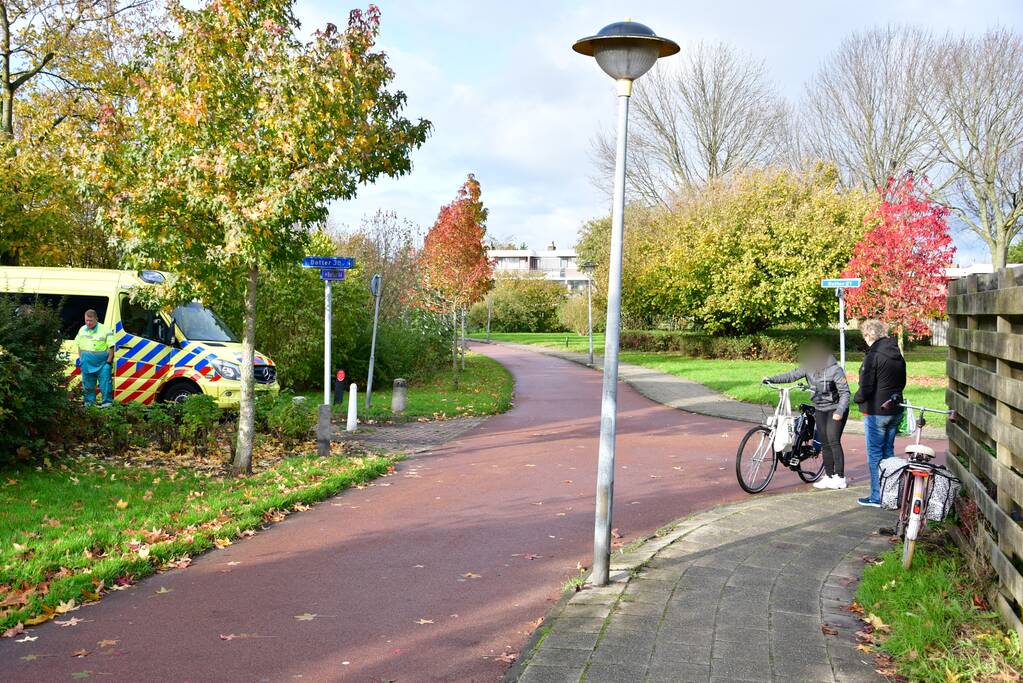 Twee fietsster botsen op fietspad