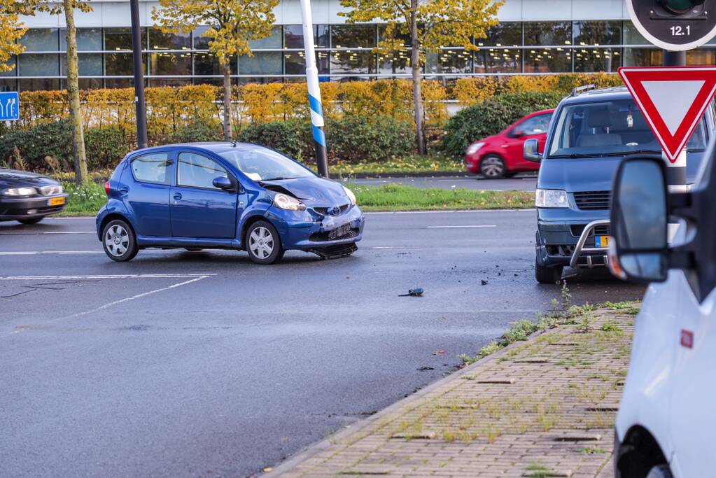 Automobiliste gewond na botsing met bestelbus in Vathorst