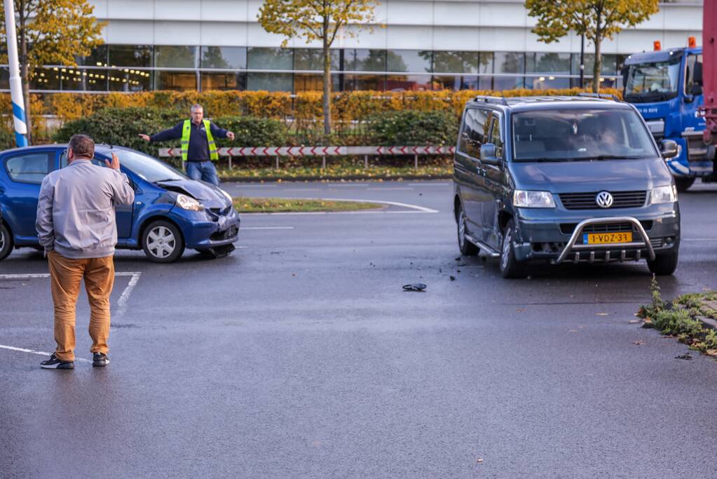 Automobiliste gewond na botsing met bestelbus in Vathorst