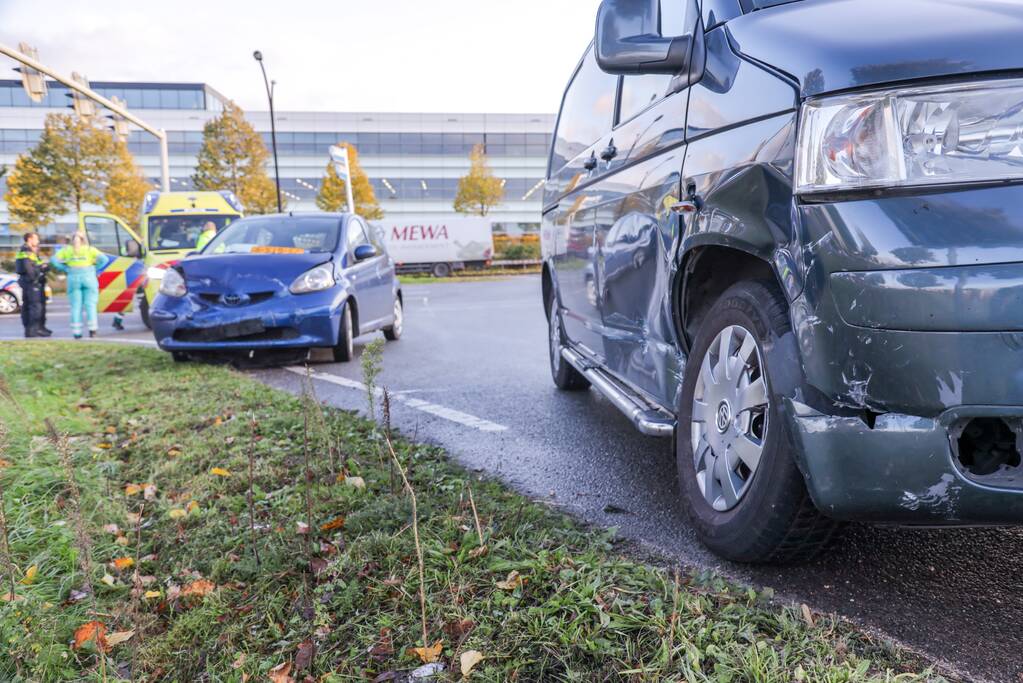 Automobiliste gewond na botsing met bestelbus in Vathorst