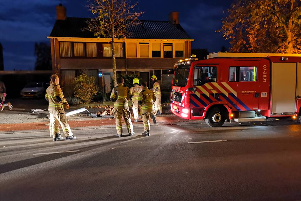 Bestuurder vlucht na aanrijding met lantaarnpaal