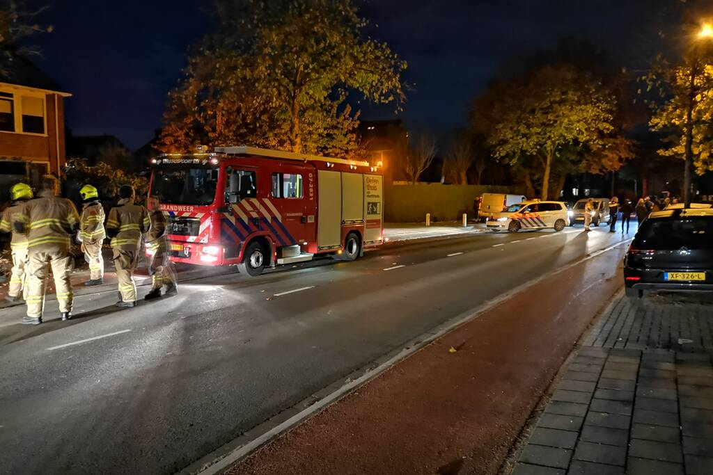 Bestuurder vlucht na aanrijding met lantaarnpaal