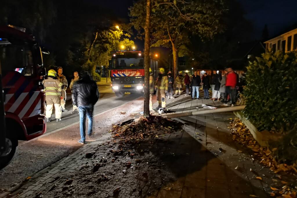 Bestuurder vlucht na aanrijding met lantaarnpaal