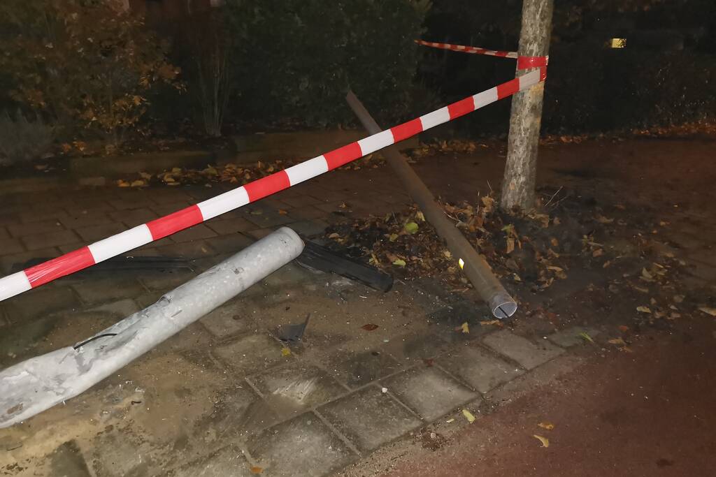 Bestuurder vlucht na aanrijding met lantaarnpaal