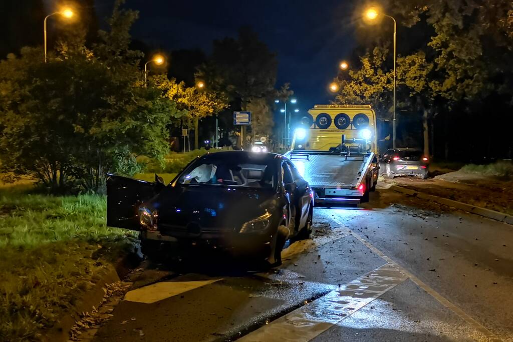 Bestuurder vlucht na aanrijding met lantaarnpaal