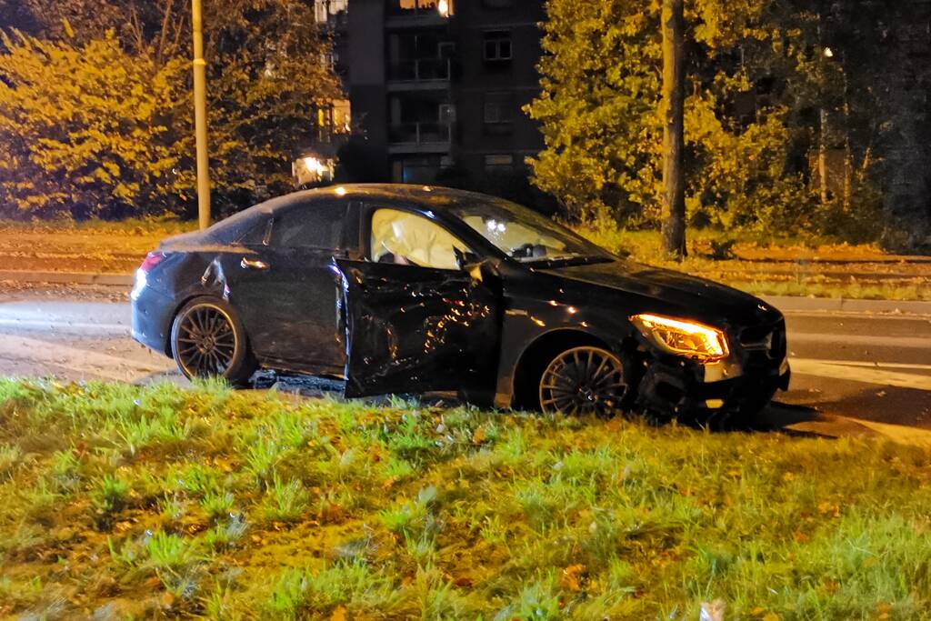 Bestuurder vlucht na aanrijding met lantaarnpaal