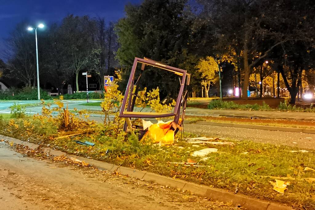Bestuurder vlucht na aanrijding met lantaarnpaal