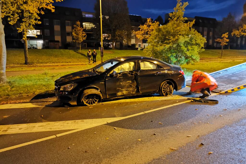 Bestuurder vlucht na aanrijding met lantaarnpaal