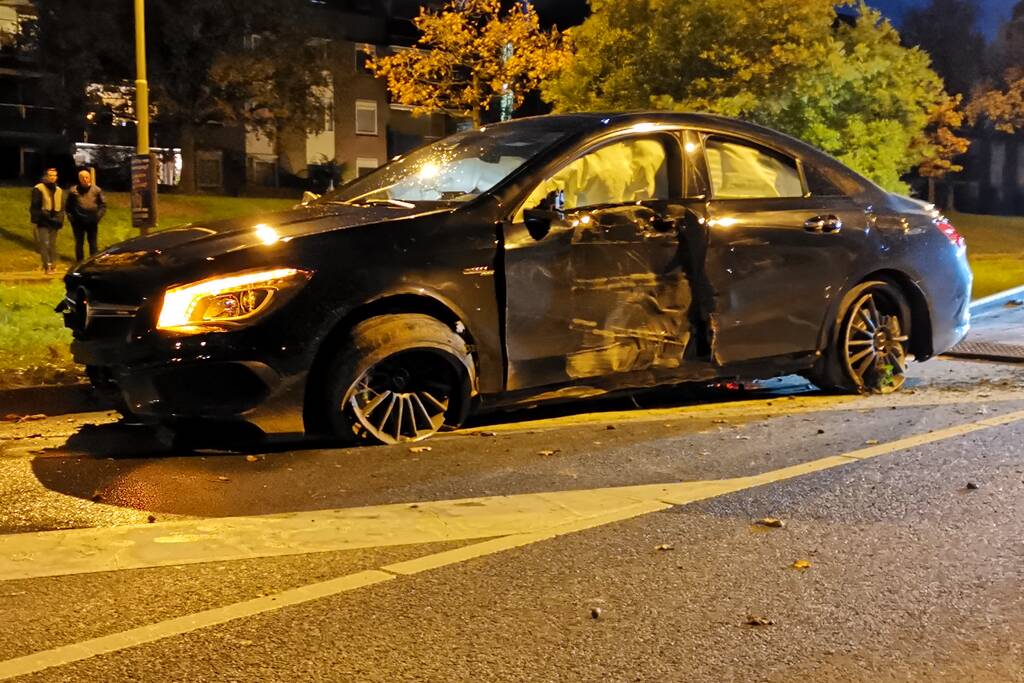 Bestuurder vlucht na aanrijding met lantaarnpaal