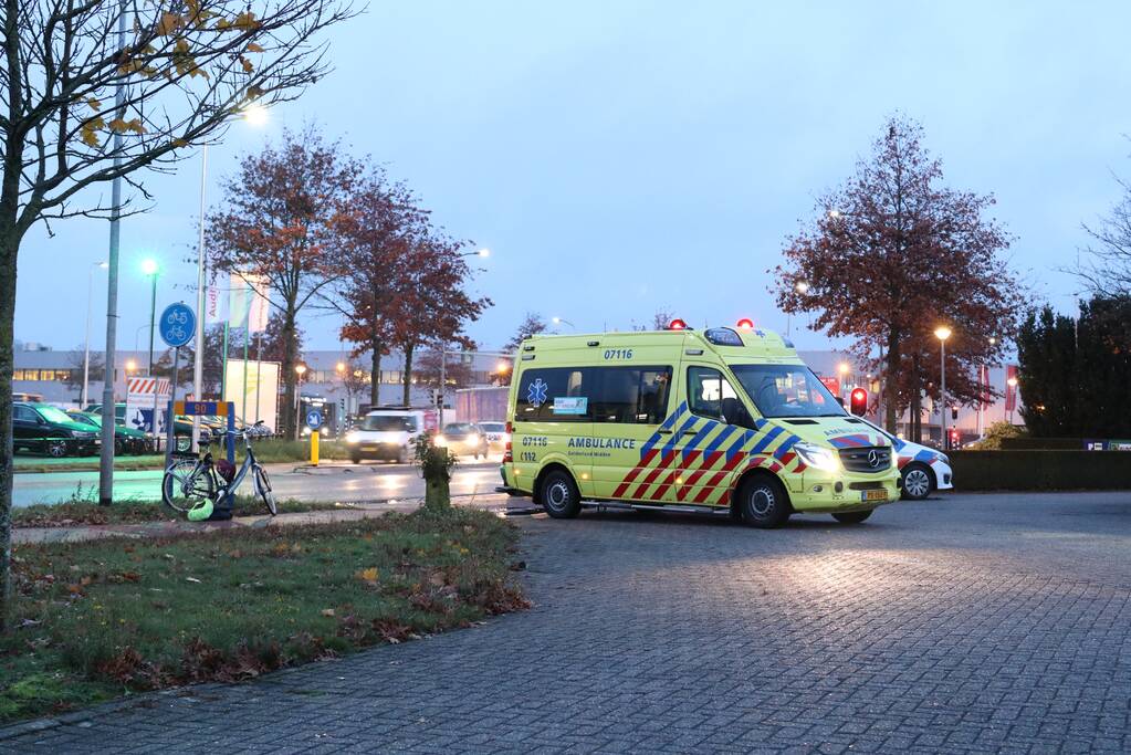 Fietsster gewond na aanrijding met auto