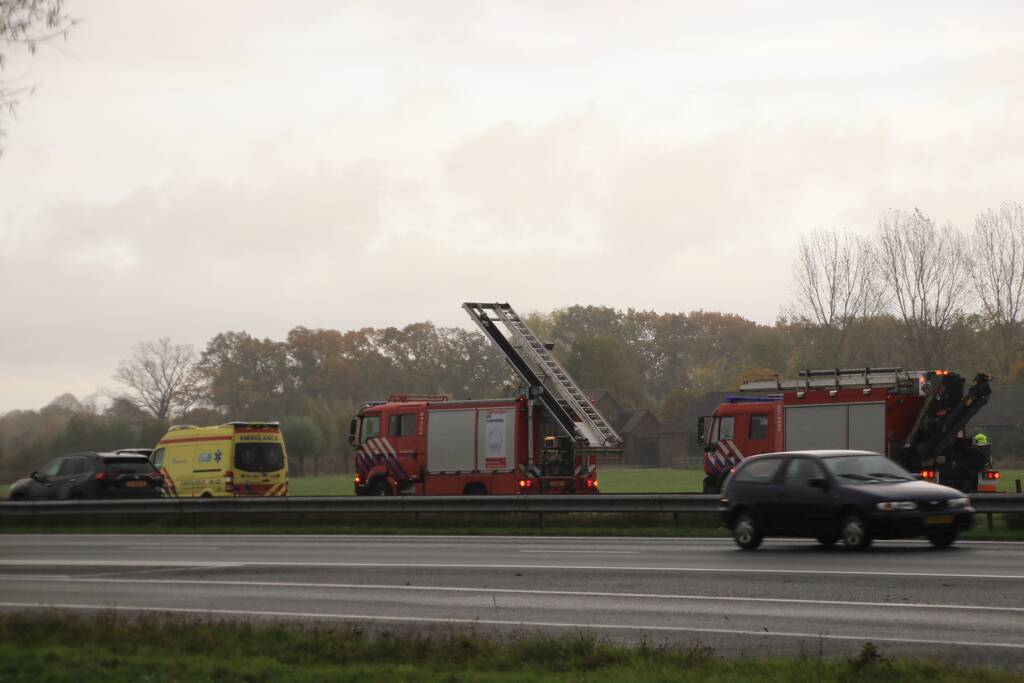 Bestelbus belandt in sloot naast snelweg