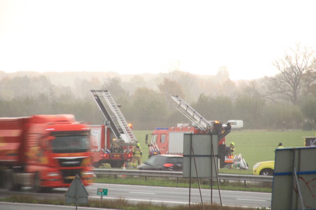 Bestelbus belandt in sloot naast snelweg