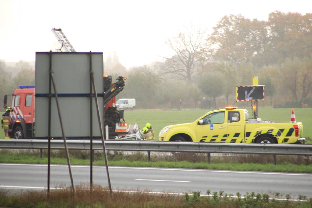 Bestelbus belandt in sloot naast snelweg