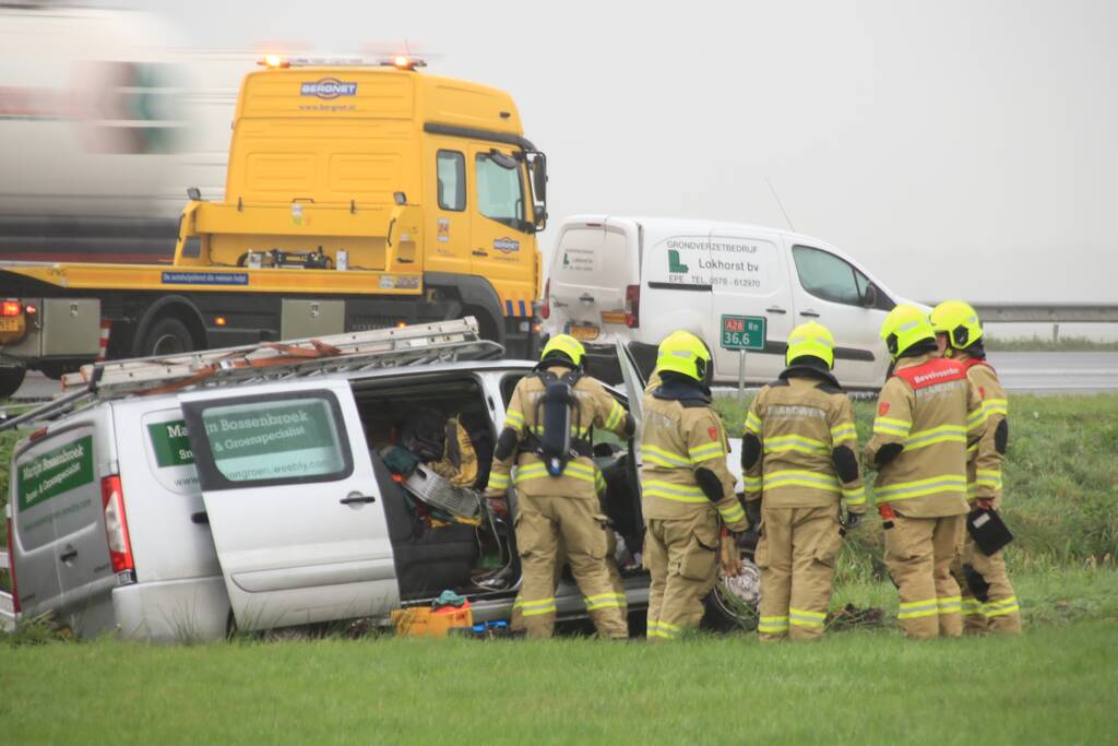 Bestelbus belandt in sloot naast snelweg