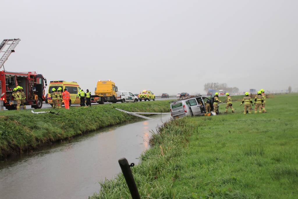 Bestelbus belandt in sloot naast snelweg