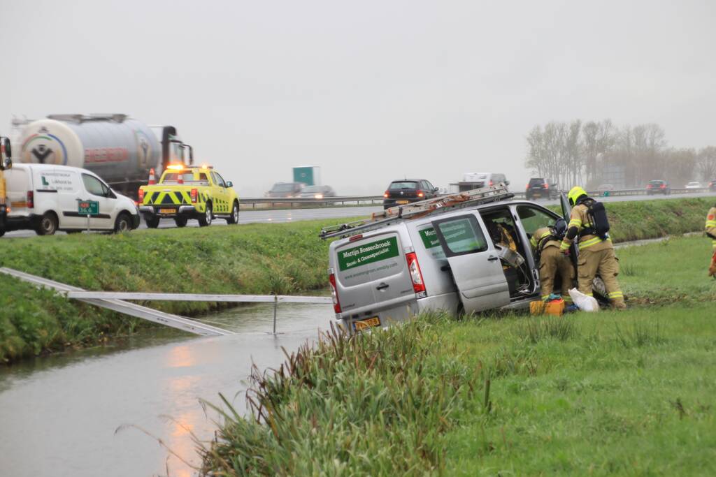 Bestelbus belandt in sloot naast snelweg