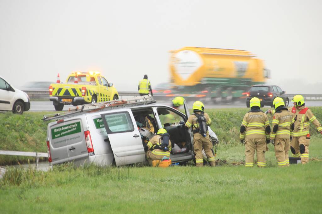 Bestelbus belandt in sloot naast snelweg