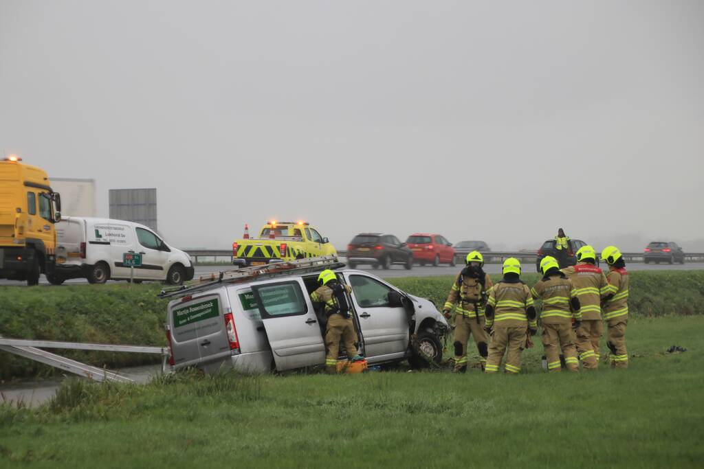 Bestelbus belandt in sloot naast snelweg