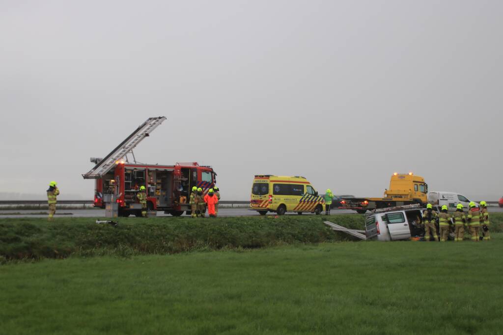 Bestelbus belandt in sloot naast snelweg