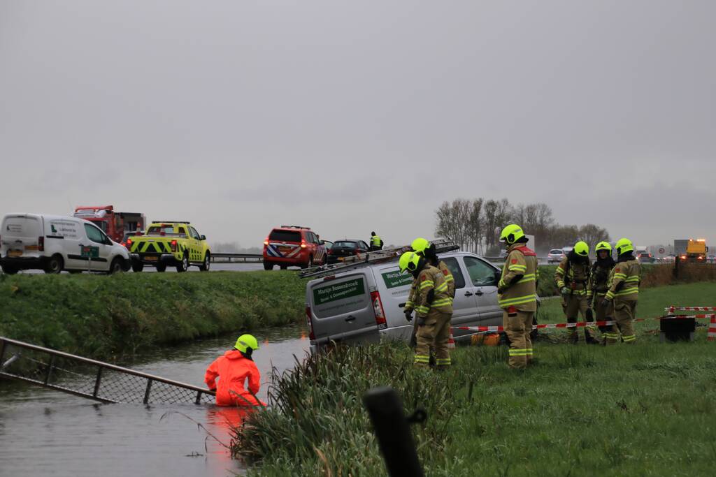 Bestelbus belandt in sloot naast snelweg