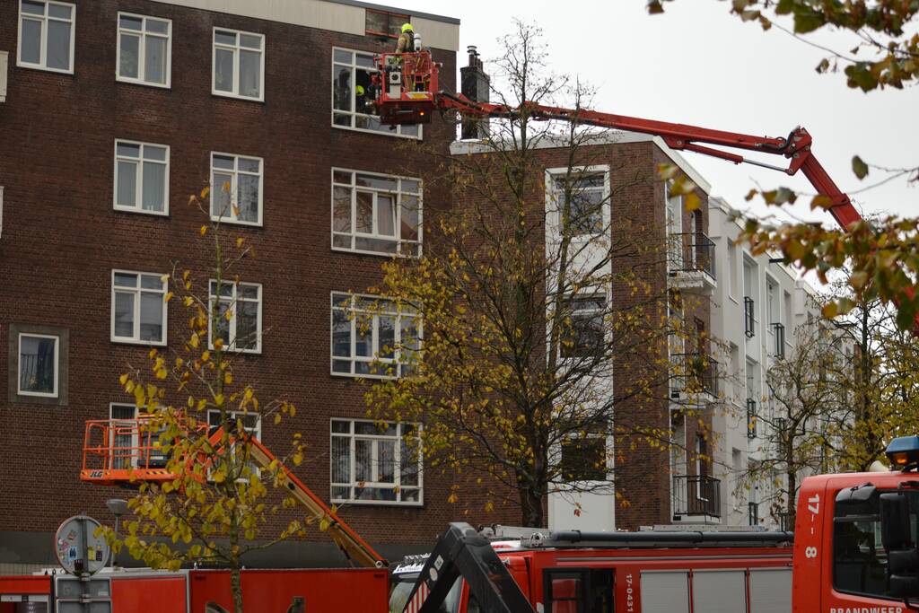 Woningen ontruimd na brand in dak van woongebouw