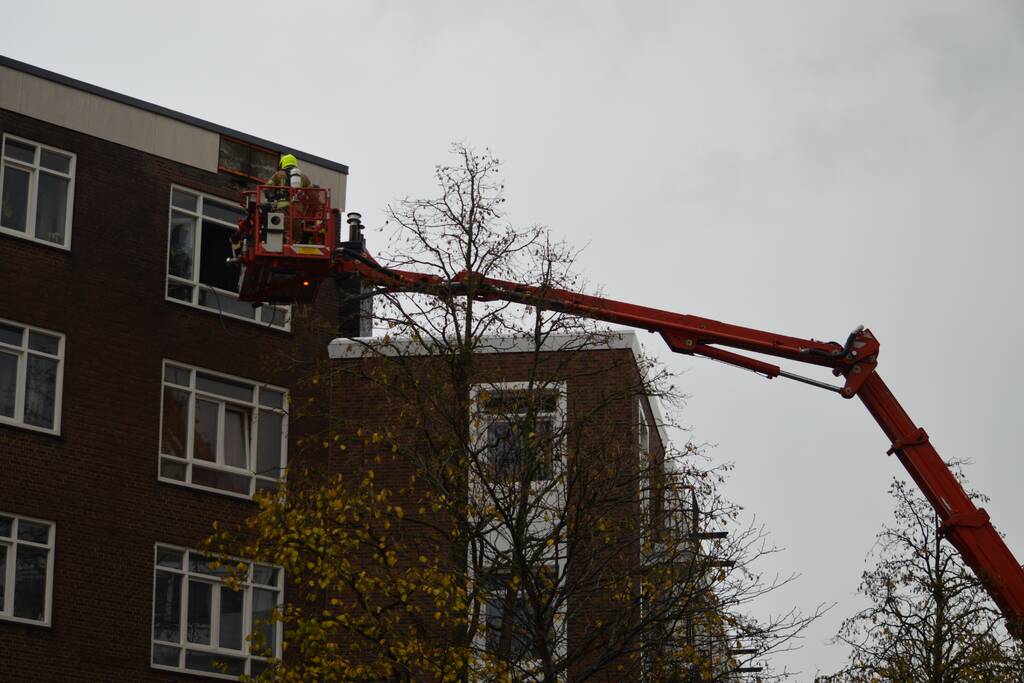 Woningen ontruimd na brand in dak van woongebouw