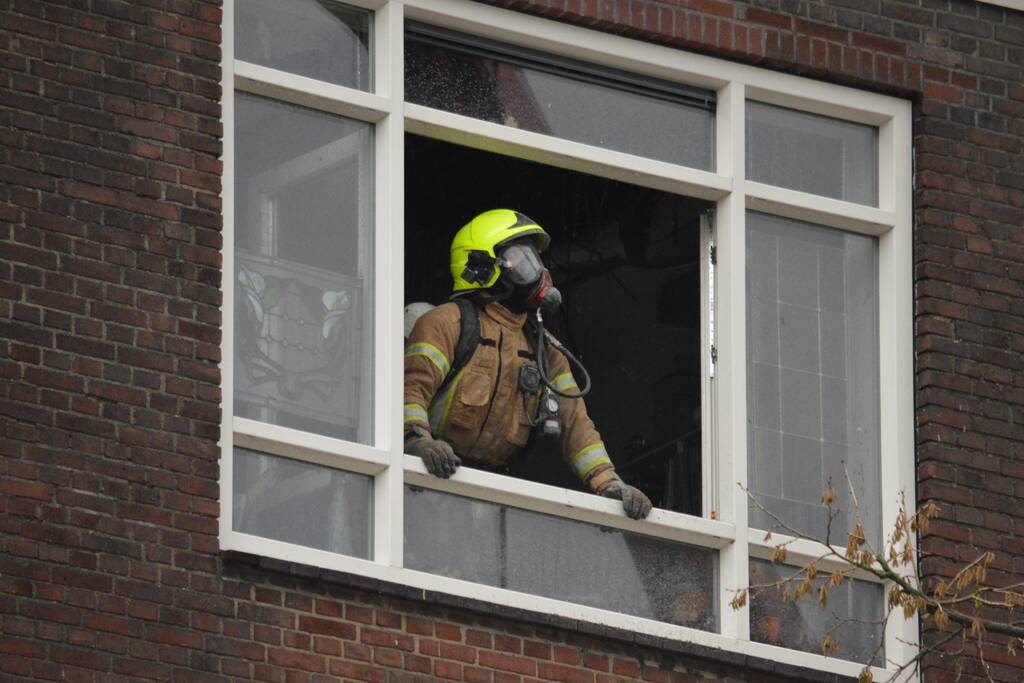 Woningen ontruimd na brand in dak van woongebouw
