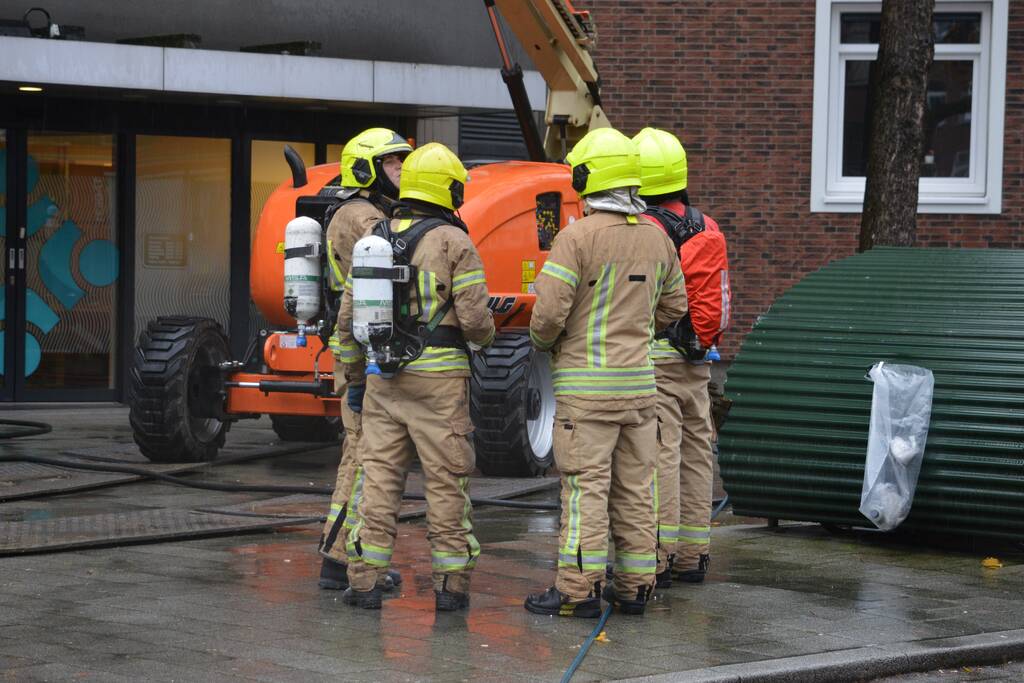 Woningen ontruimd na brand in dak van woongebouw